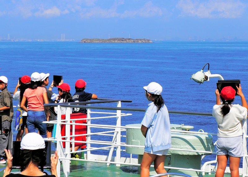 人工島の要塞「海堡」を船上から見学する子どもたち＝富津市沖