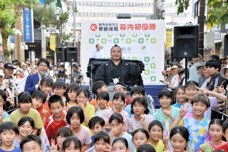 琴勝峰関、柏で優勝パレード　「これからも柏盛り上げる」　市民ら１万２千人集い祝福
