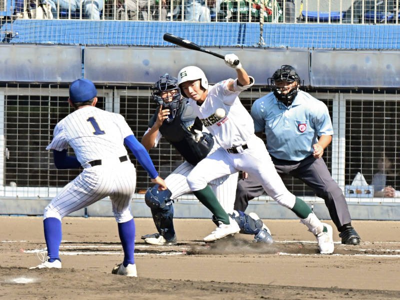 専大松戸―中央学院　１回裏専大松戸１死三塁、高貝が先制の投手内野安打を放つ。投手上島、捕手相馬＝５日、千葉市の県総合ＳＣ野球場