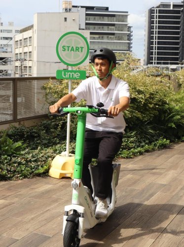 座ったまま乗ることのできる特定小型原動機付き自転車「ライムラクモ」＝千葉市中央区

