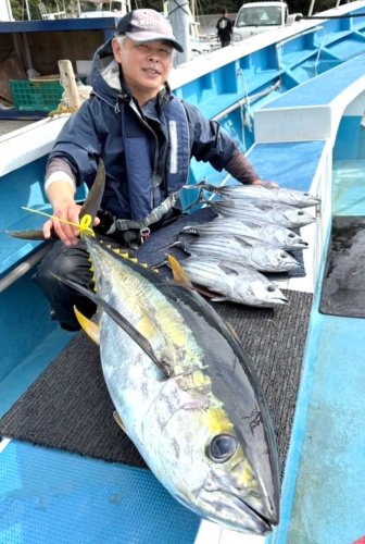 相模湾で釣り上げたマグロ、カツオ（写真は「萬栄丸」提供）
