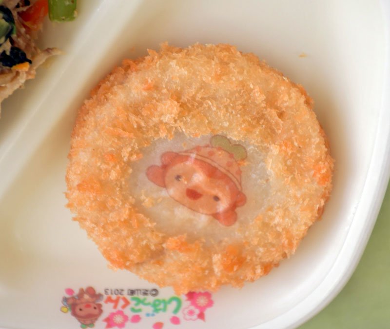 給食は“芝山の味”　チキン、コロッケに笑顔　町制７０周年