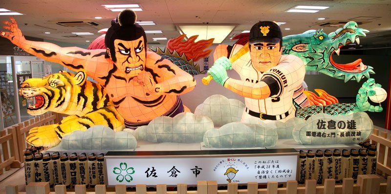臼井ショッピングセンターに展示されているねぶた。右の長嶋さん部分のみ巡回展示する（佐倉市提供）