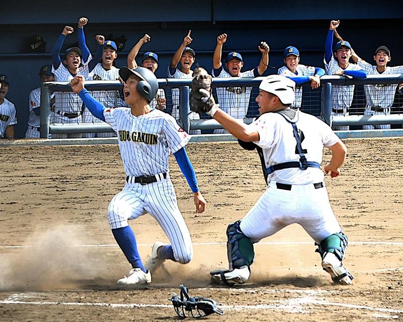 ４回表中央学院１死二塁、菊池の左翼線への打球で二走池田昂が生還。捕手吉岡
