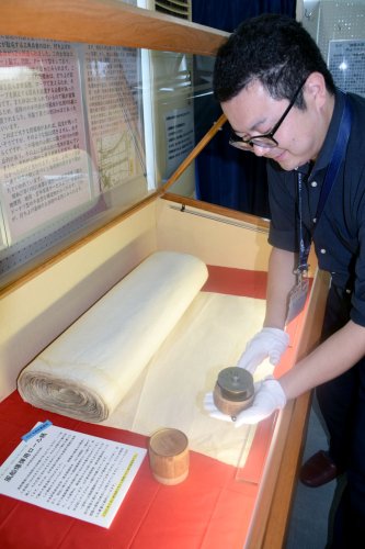 新たに収蔵された風船爆弾用のロール紙と部品＝一宮町中央公民館