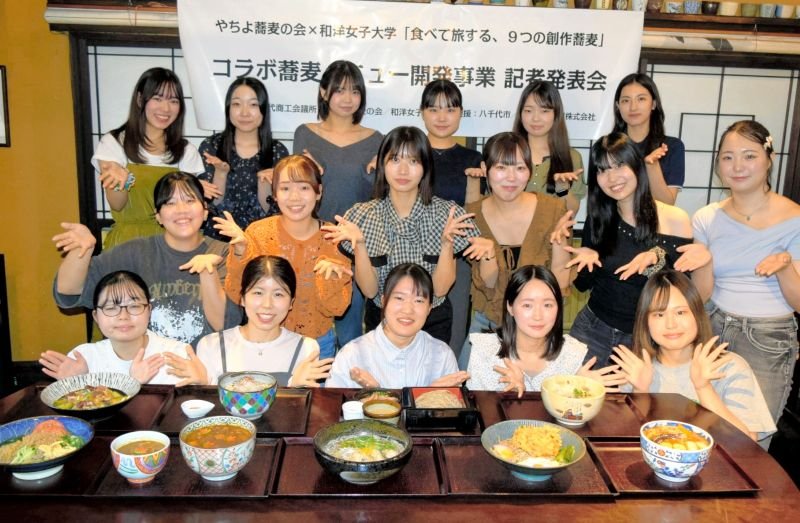 新作メニューをＰＲする和洋女子大の学生たち＝八千代市