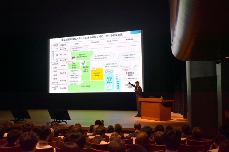 中小企業向けの政策を説明する山崎部長＝７日、東京都
