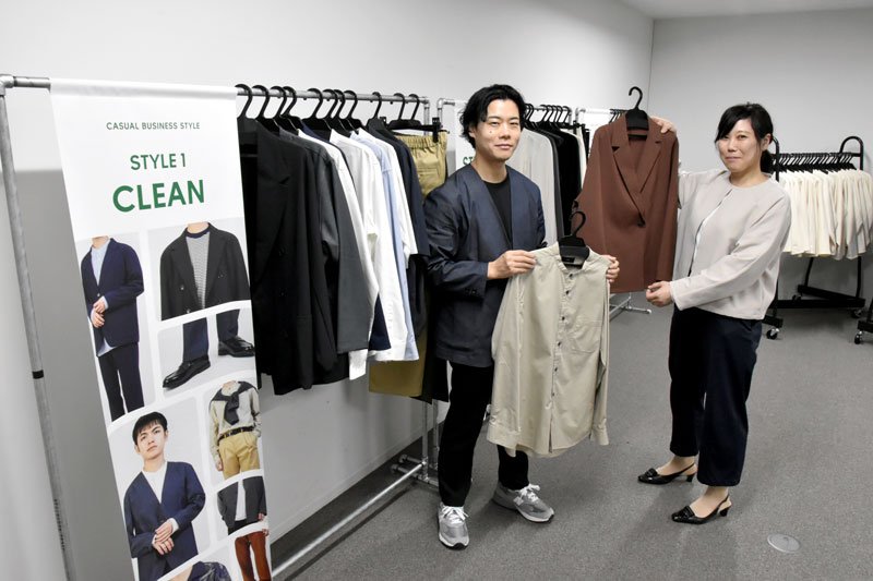 千葉市とＺＯＺＯが開発した「仕事服」を紹介する市職員＝千葉市役所