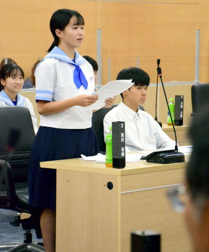 中学生議会で町職員に質問する生徒＝一宮町役場議場