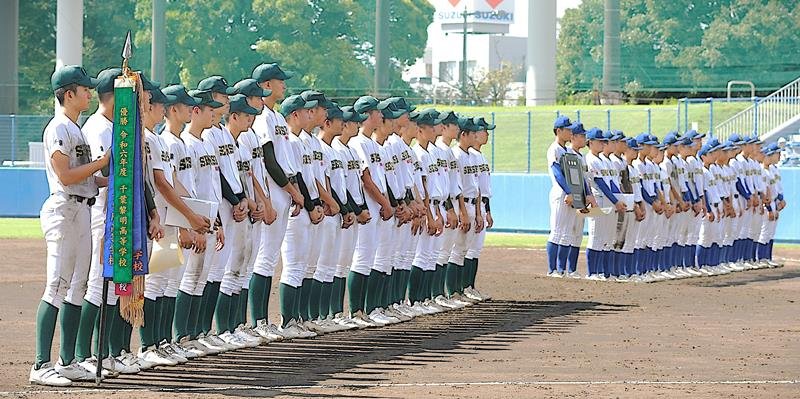 ３年ぶりの優勝を決めた専大松戸ナイン（手前）と準優勝の中央学院ナイン＝５日、県総合ＳＣ
