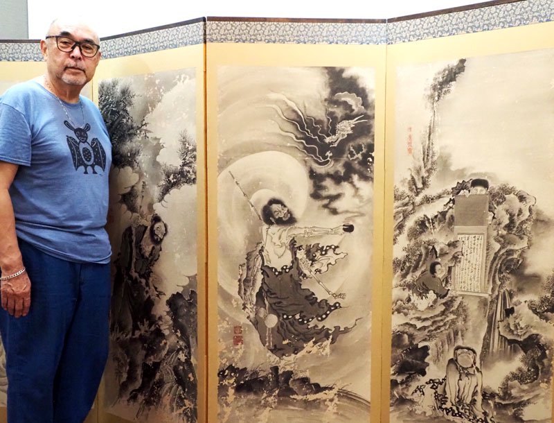 長年のコレクションからえりすぐった屏風絵を紹介する中村さん＝木更津市