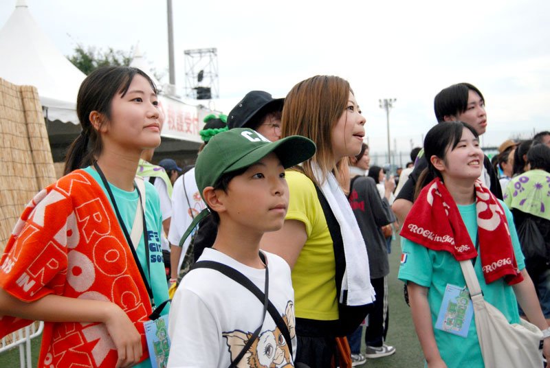 ロッキン体験ツアーの参加者は、学生ボランティアに案内され場内を巡った＝９月１４日、千葉市中央区の同市蘇我スポーツ公園