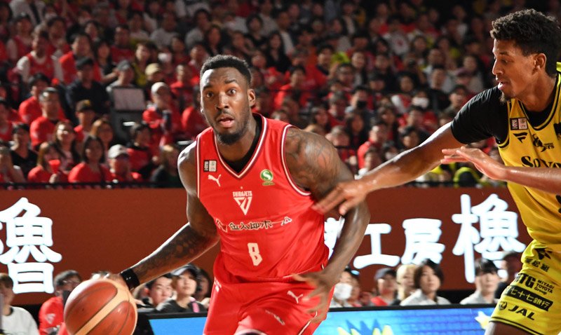 千葉Ｊ―仙台　第１クオーター、ドリブルで相手を振り切る千葉Ｊ・リトル＝船橋市ららアリーナ東京ベイ