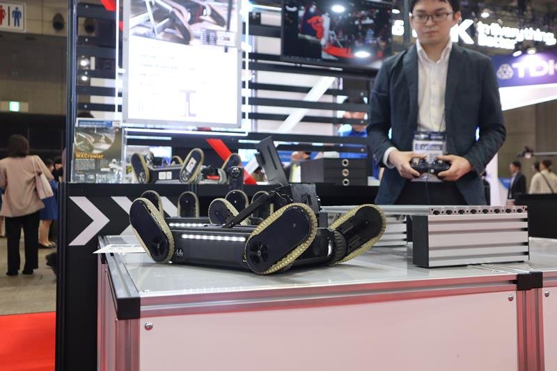 狭い空間で動かせる小型点検ロボット＝１４日、千葉市美浜区
