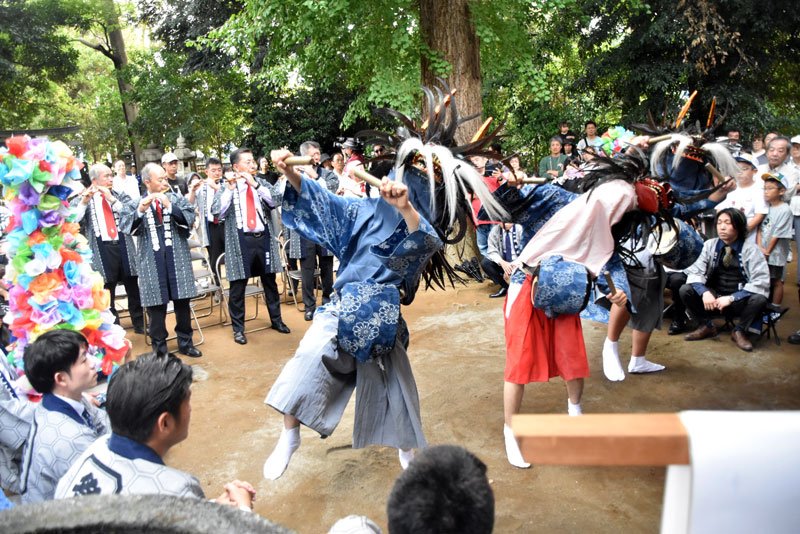太鼓を打ち鳴らしながら力強い舞を奉納する３人の舞子＝松戸市
