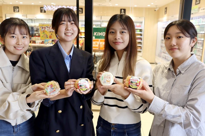 ３種類のおにぎりを開発した神田外語大の学生ら＝千葉市美浜区