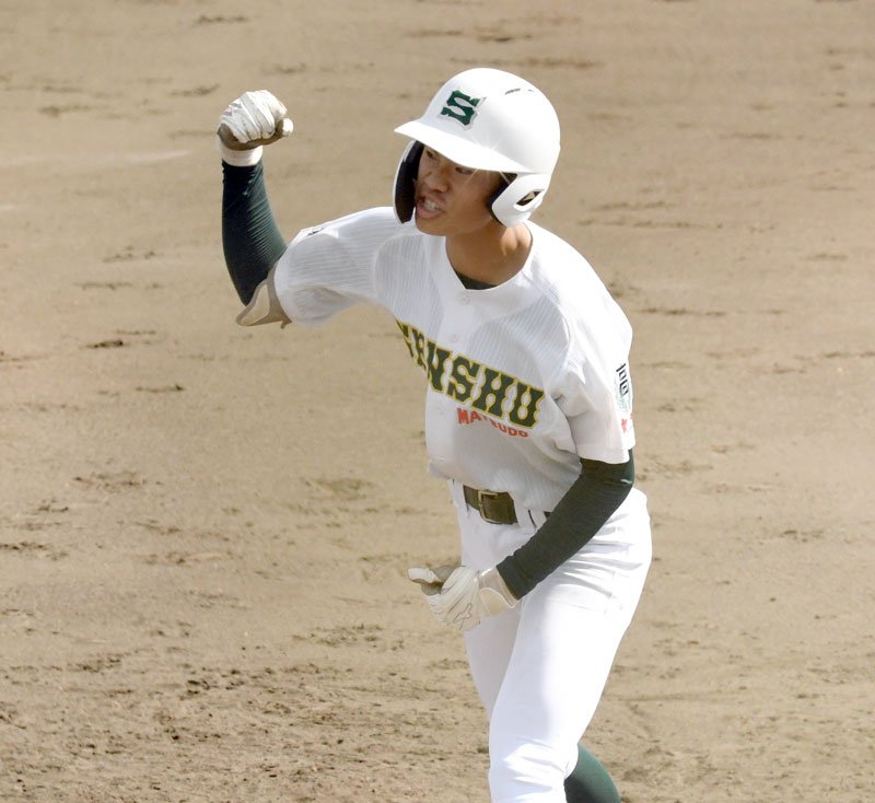 専大松戸－文星芸大付　４回裏専大松戸２死二、三塁、２点左前打を放ちガッツポーズをする柴田＝山日ＹＢＳ