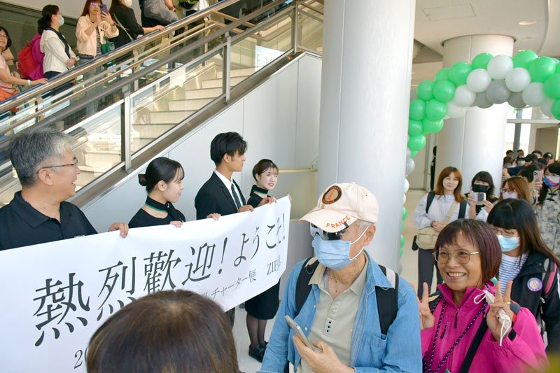 チャーター便に乗って台湾から成田空港に到着した大勢の訪日客ら＝８日、成田市