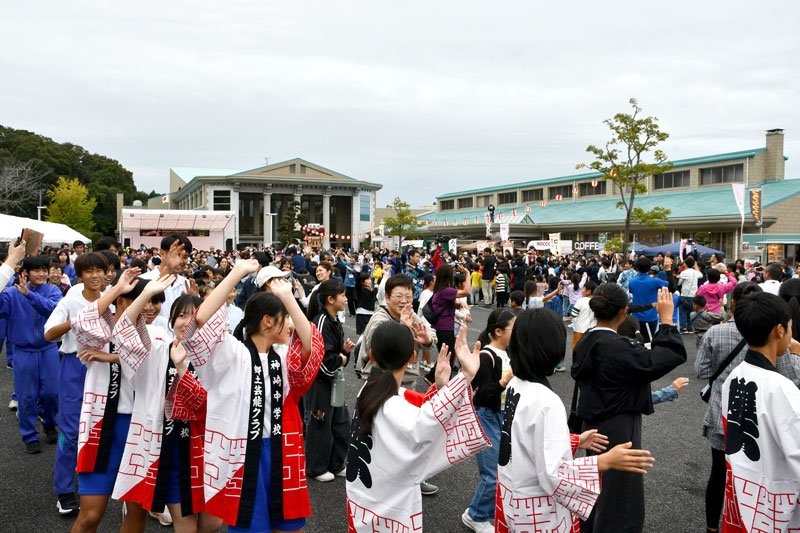 久しぶりに行われた神崎音頭を踊る来場者ら＝１９日、神崎町