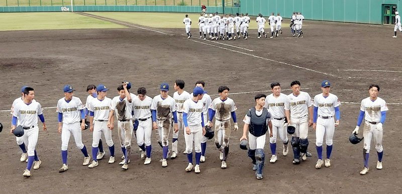 佐野日大に打ち負けベンチに引き上げる中央学院ナイン＝１９日、富士北麓公園