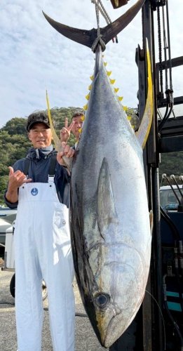 相模湾で釣り上げたキハダ（写真は「萬栄丸」提供）
