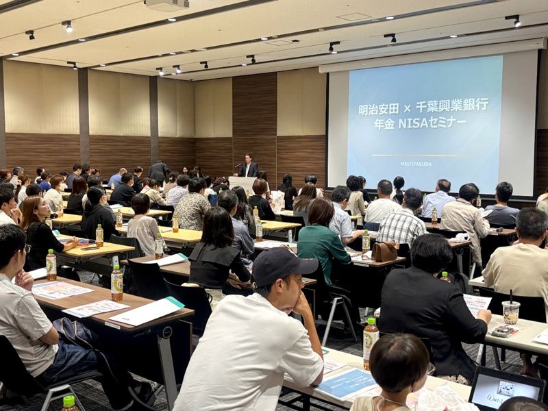 資産形成について解説する担当講師＝千葉市美浜区