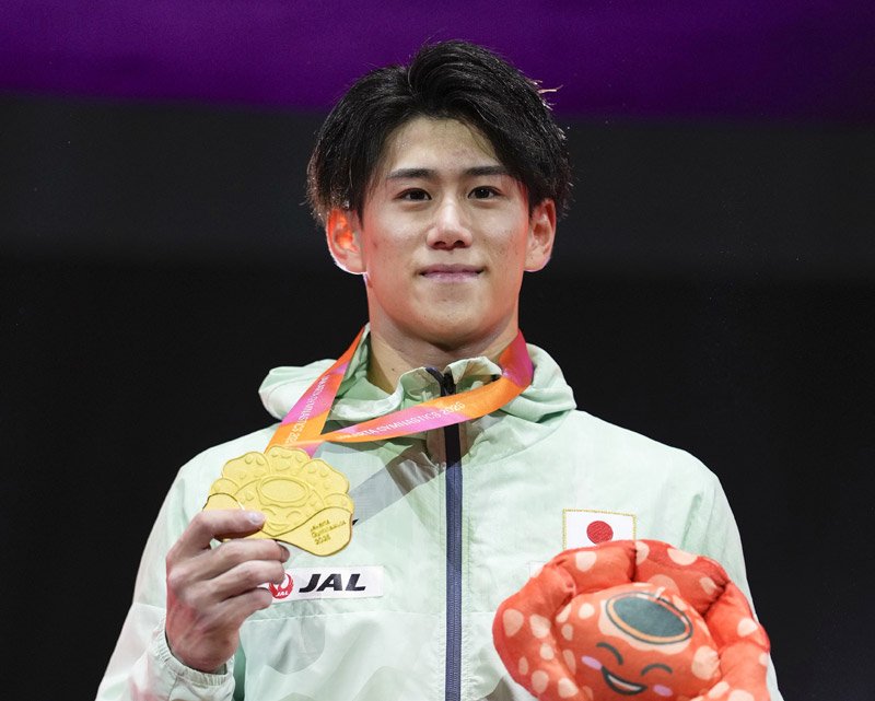 男子個人総合で３連覇を達成した橋本大輝＝２２日、ジャカルタ（共同）