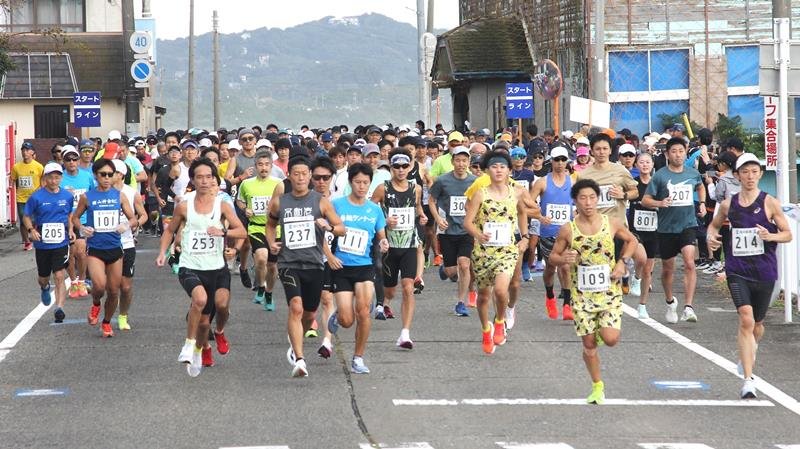 南房総市ロードレース千倉ハーフのスタート＝２６日、同市
