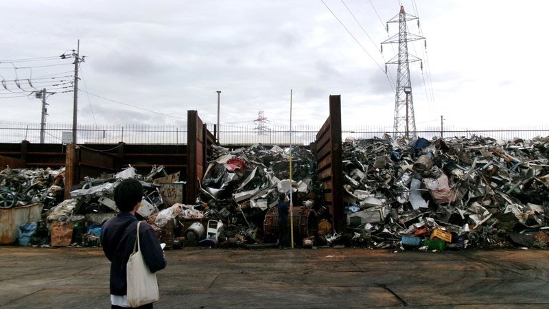 現場を確認する千葉市職員＝１０月１４日、千葉市花見川区（同市提供）