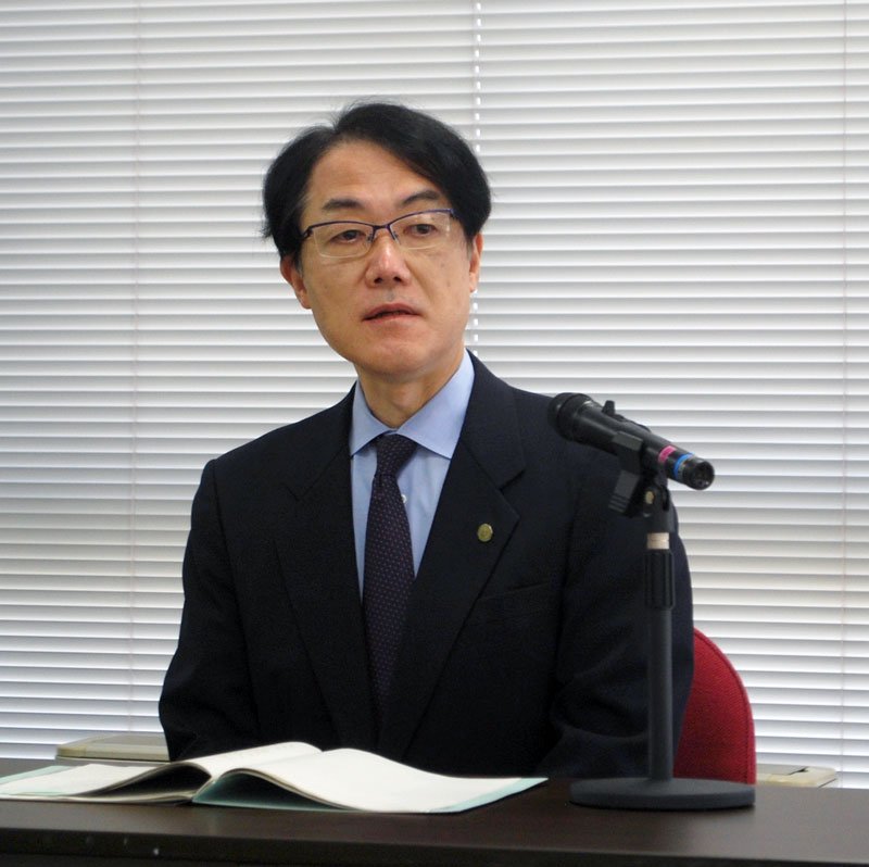 就任記者会見で抱負を語る松村所長＝３０日、千葉市中央区の千葉家裁
