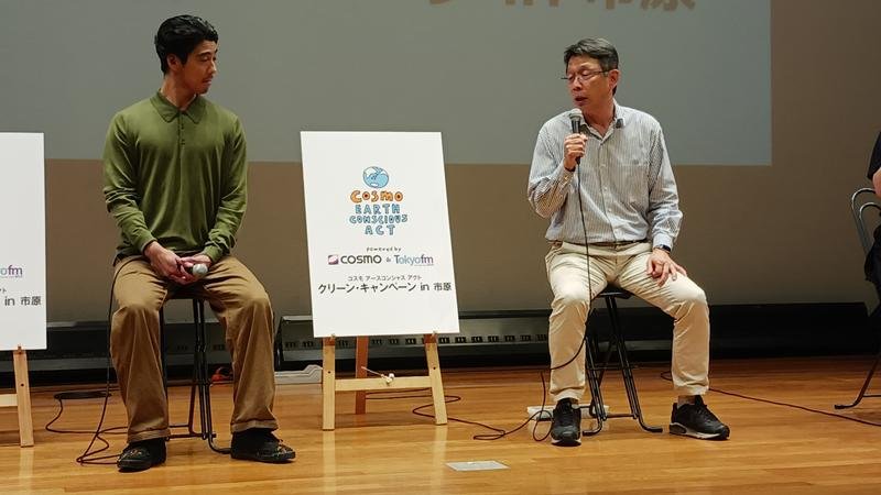 山田社長（右）と環境活動への思いなどを語る賀来さん＝市原市
