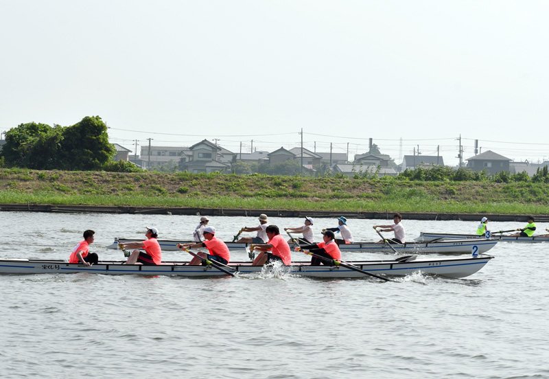 香取市小見川地区で長年行われている「香取市民レガッタ」に初参加した記者ら（手前）＝同市