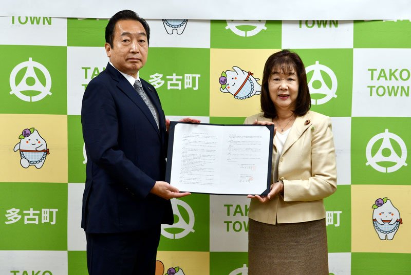 高齢者の見守り活動を図るため協定を結んだ平山町長（右）と赤田社長＝多古町役場