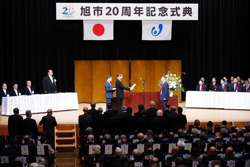 合併から２０周年を迎えた旭市で開かれた記念式典＝旭市の東総文化会館
