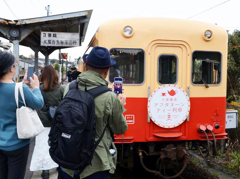 列車に揺られ、優雅な味わい　アフタヌーンティー列車　小湊鉄道が初運行