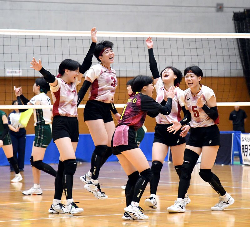 敬愛学園－市船橋　得点を奪い、喜ぶ敬愛学園の選手ら＝東金アリーナ