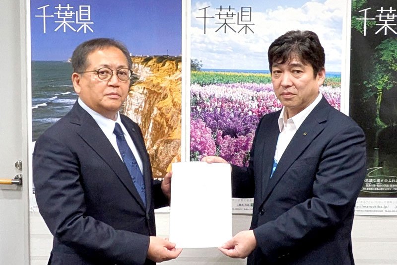 関県商工労働部長（右）に要望書を提出する内田副町長＝県庁（鋸南町提供）