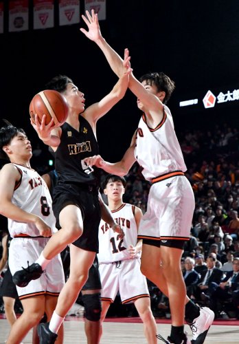 第２クオーター、シュートを狙う拓大紅陵・鈴木聖（９）
