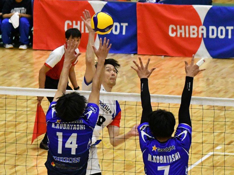千葉―長野　第３セット、スパイクを放つ手塚＝ＹｏｈａＳアリーナ
