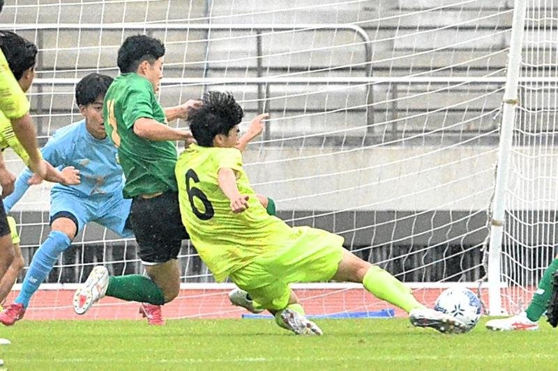前半、中央学院・井戸（６）が先制ゴールを決める。ＧＫ山下
