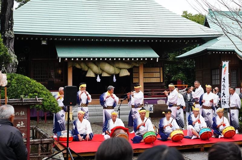 大しめ縄の前で行われた神楽囃子の奉納＝いすみ市
