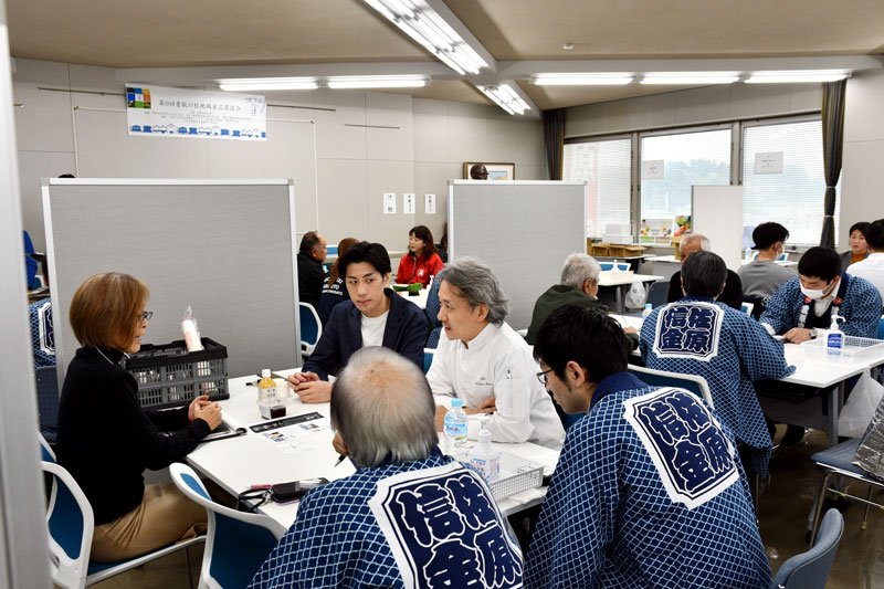 商談会で意見交換する生産者とバイヤー＝香取市