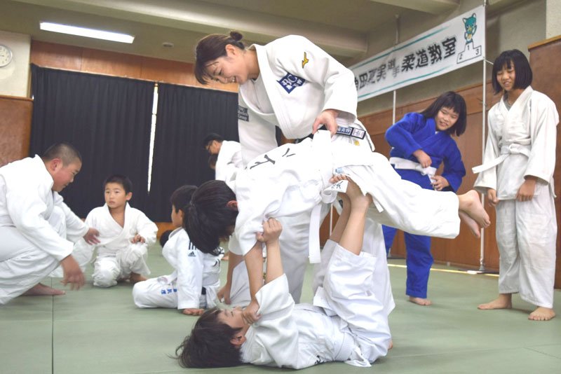 思い出深い道場で開かれた柔道教室で巴投げを指導する角田選手＝１５日、八千代署