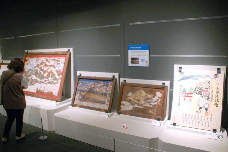 出羽三山に参拝した行人が記念に神社や行屋へ奉納した大絵馬＝市原歴史博物館