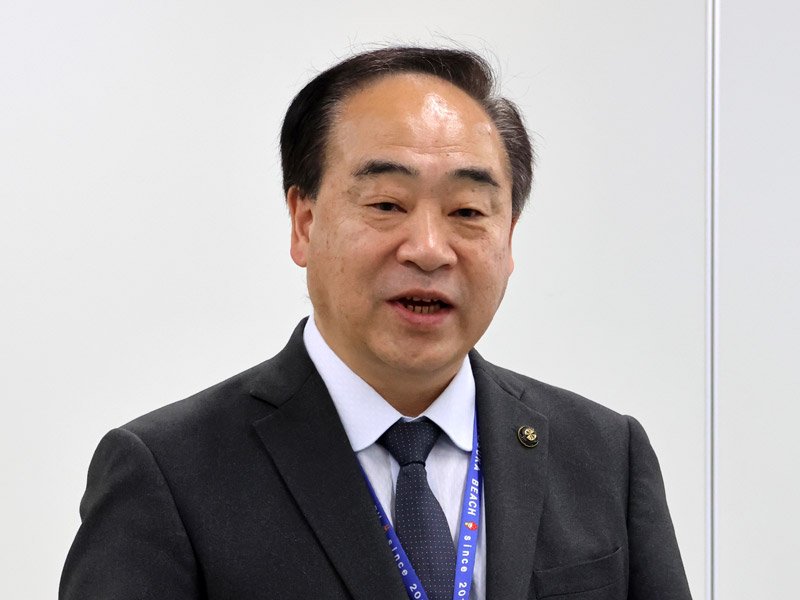 来年４月の市長選への不出馬を表明する松下市長＝１８日、山武市