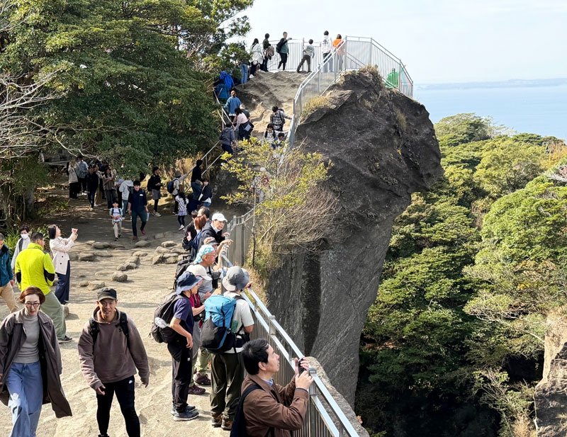 行楽シーズンを迎え、登山や観光で注目度が高まる鋸山＝富津市・鋸南町