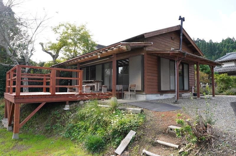 移住を検討する人を対象にした「お試し居住」の施設。本年度は自然に囲まれたコテージなど市内３カ所で行い、予定の日程はほぼ埋まっているという。１週間内で滞在して移住後の生活を具体的にイメージしてもらう＝いすみ市
