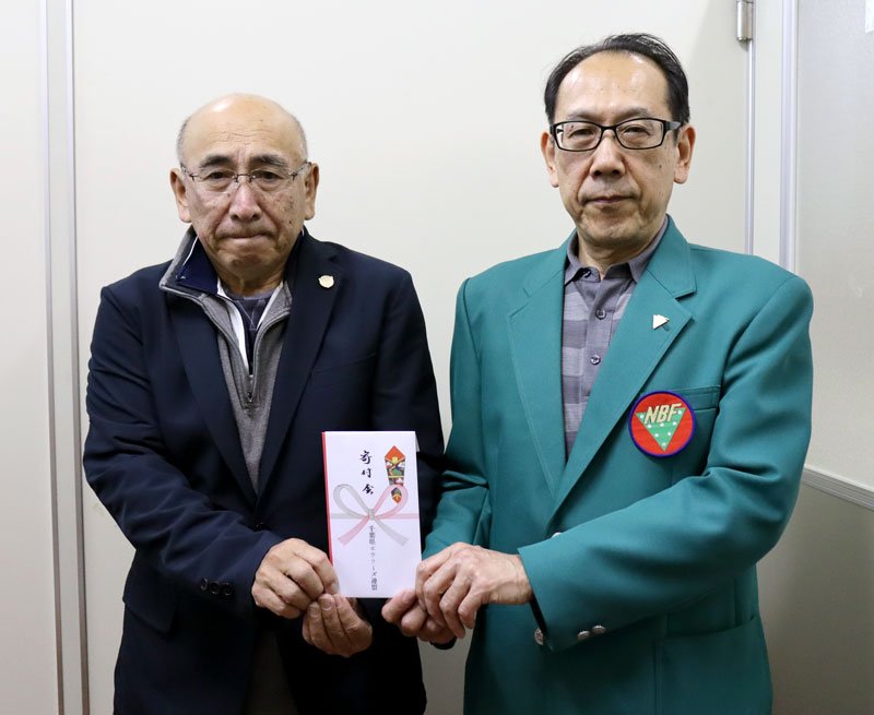 寄付金を持参した堀内幸治理事長（右）と鶴岡克巳副理事長
