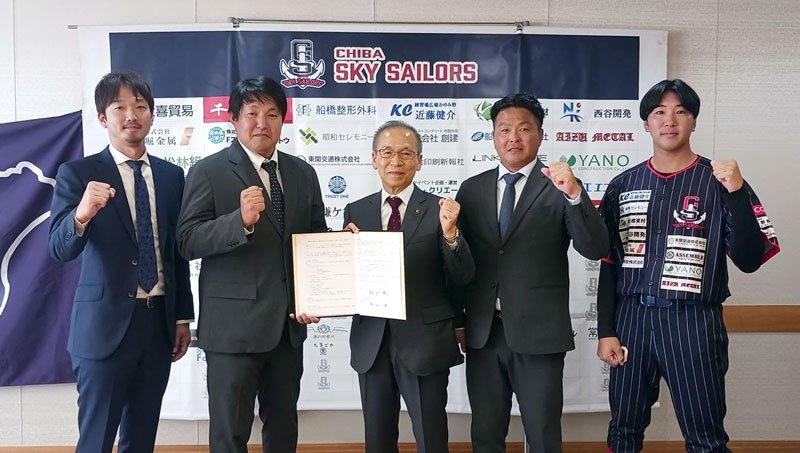 協定書を交わした松戸市長（中央）と千葉スカイセイラーズの杉山慎代表（左から２人目）ら＝船橋市役所