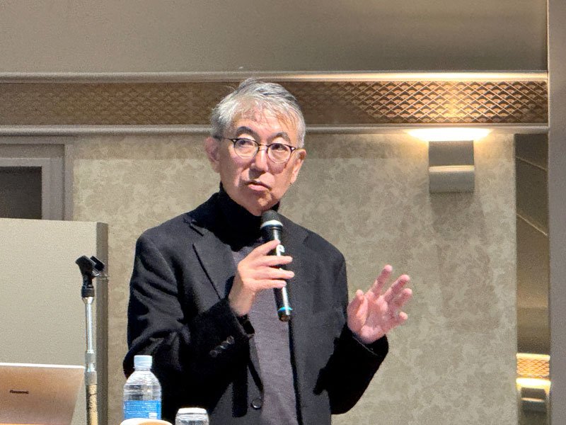 千葉政経懇話会１１月例会で講演する柏原氏＝２５日、千葉市中央区のホテル